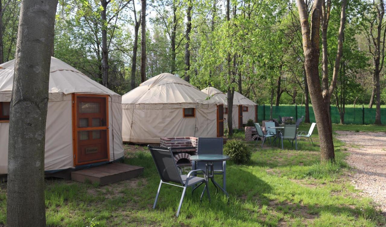 Öko Kemping és Glamping Tiszadada Extérieur photo
