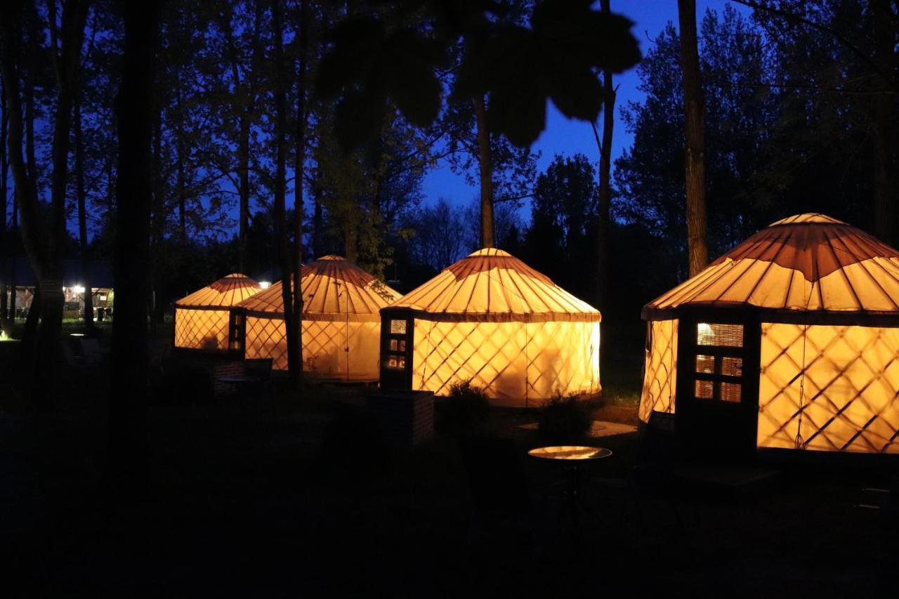 Öko Kemping és Glamping Tiszadada Extérieur photo